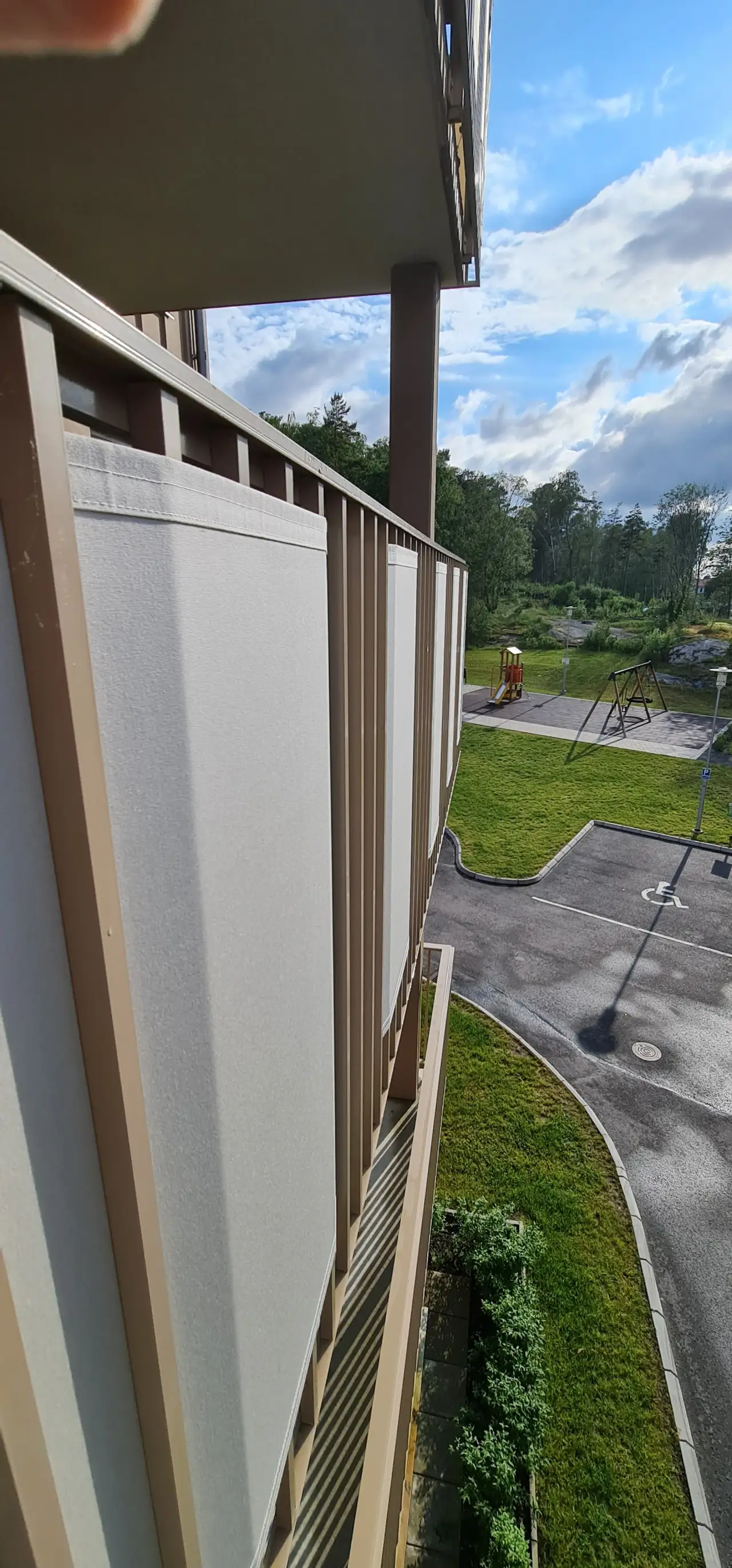 Vindskydd på balkong i Ytterby – transparent balkongskydd